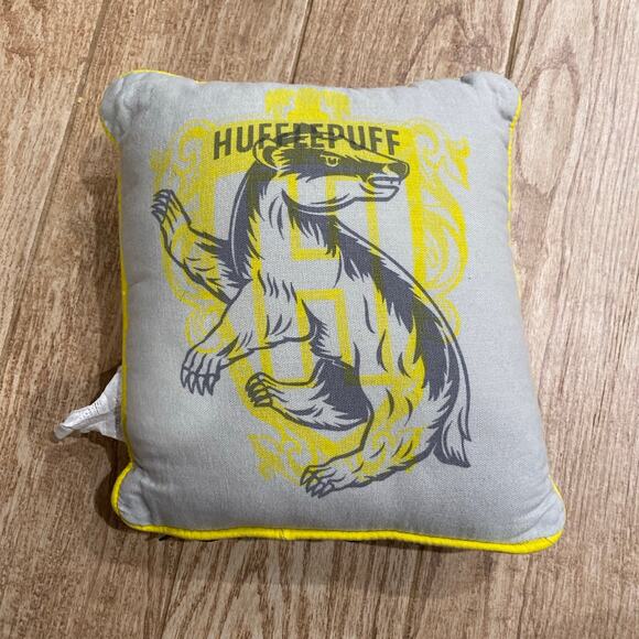 Pillow Hufflepuff - Picture 1 of 2